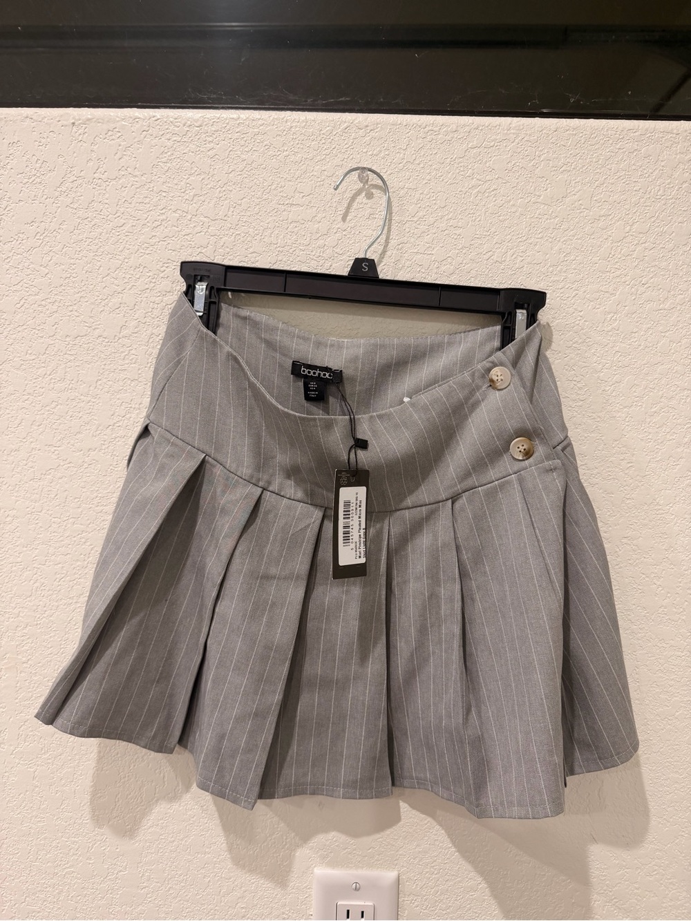 Boohoo Gray Pinstripe Pleated Mini Skirt with Side Buttons - Picture 2 of 3